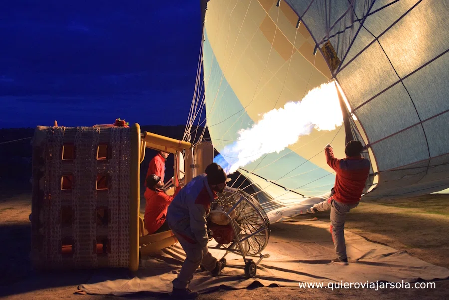 Técnicos inflando el globo