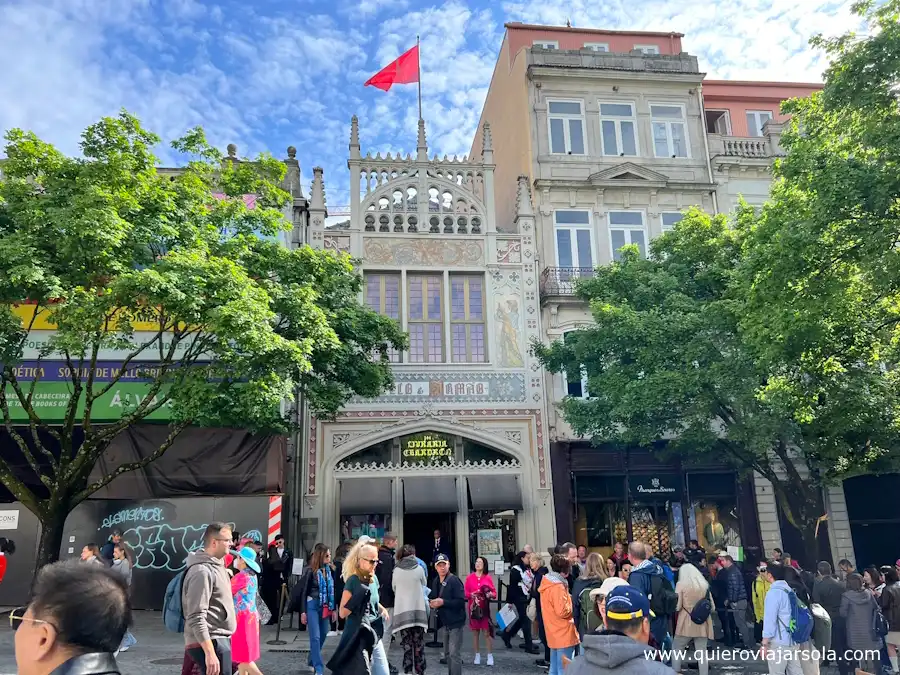 Fachada de la librería y mucha gente haciendo cola para entrar
