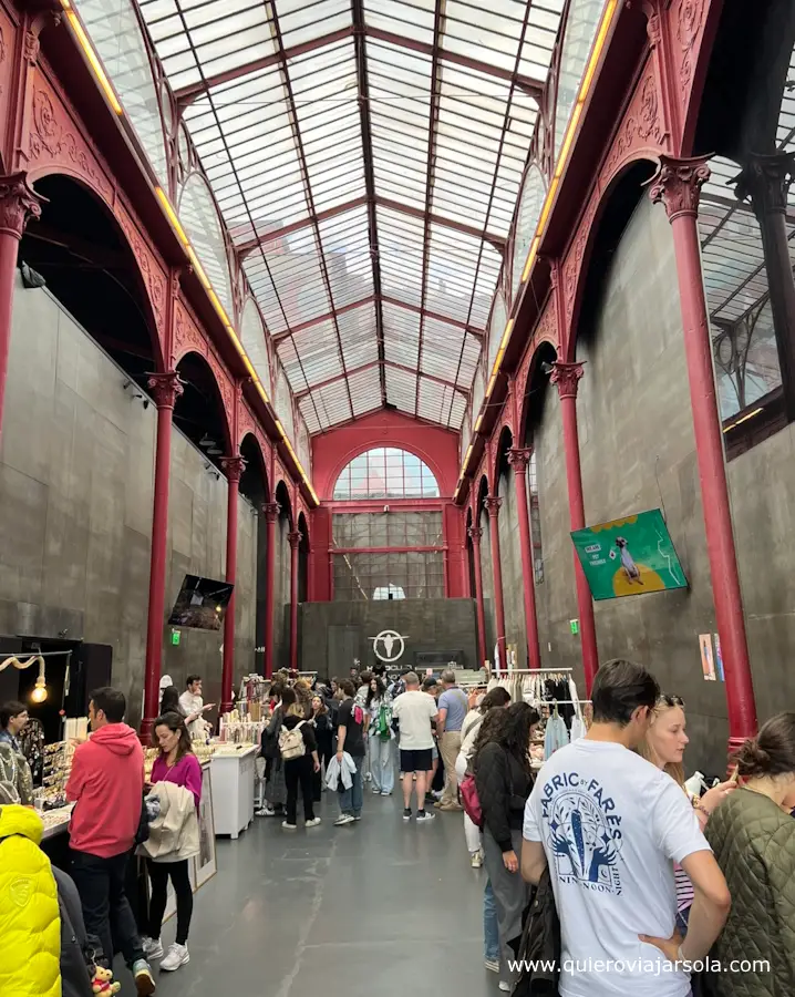 Interior del mercado con puestos
