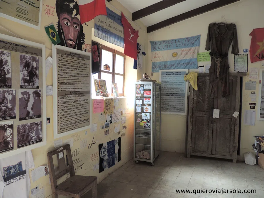 Interior de la escuelita con objetos y explicaciones sobre el paso del Che por allí