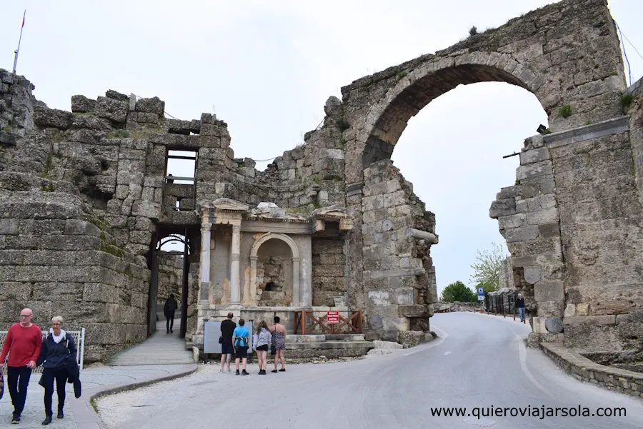 El arco y restos adyacentes