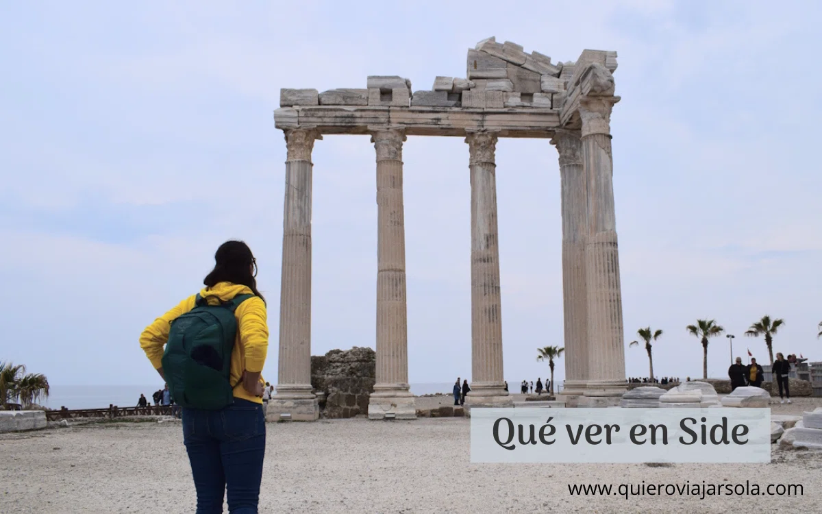 Yo junto al templo de Apolo