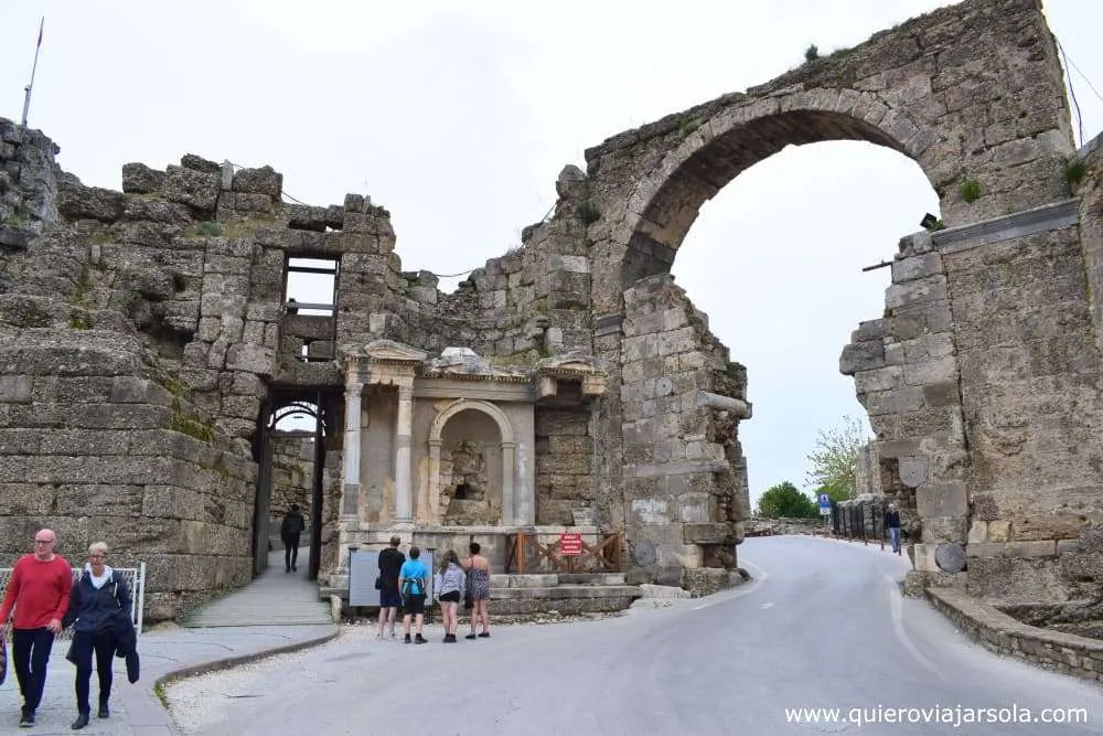 Que ver en Side Turquía, arco monumental