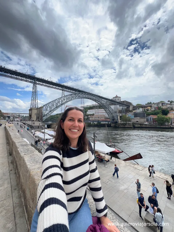 Yo en la Ribeira de Oporto con el puente detrás