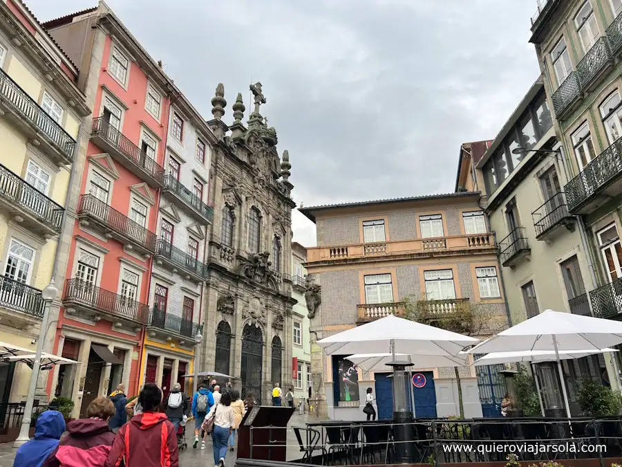 Rincón de la calle de las Flores con palacios y la iglesia