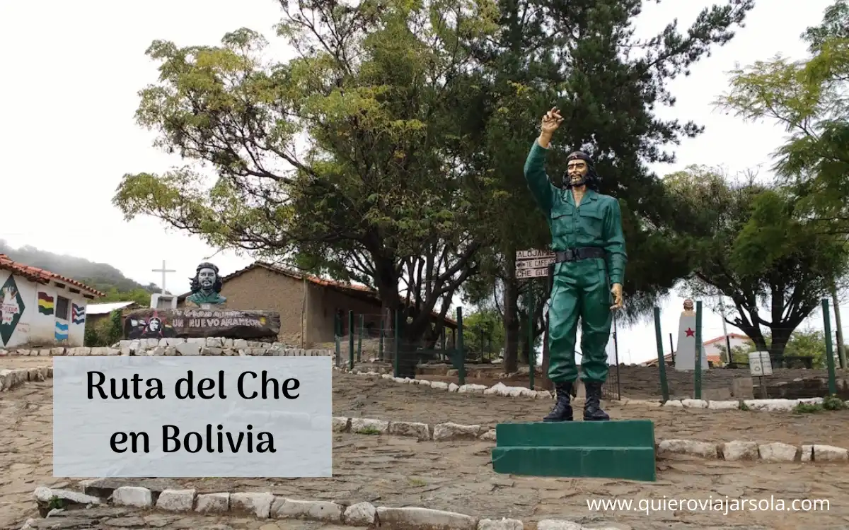Plaza principal de La Higuera con figuras del Che