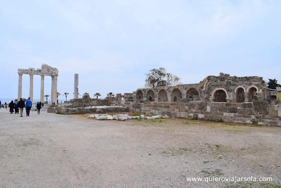 Restos de la iglesia bizantina y el templo de Apolo al fondo