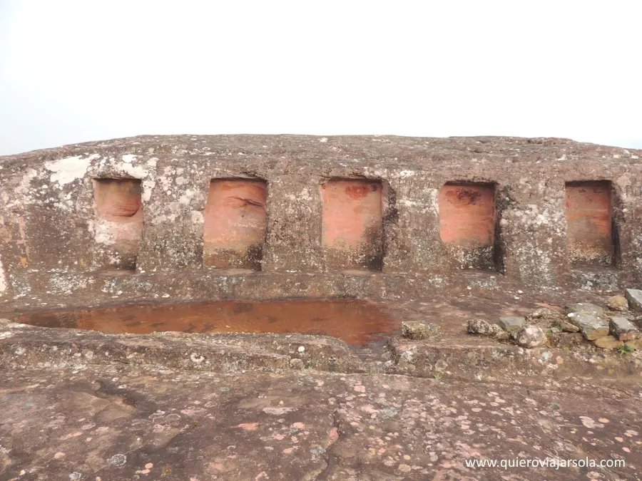 Nichos excavados en la roca