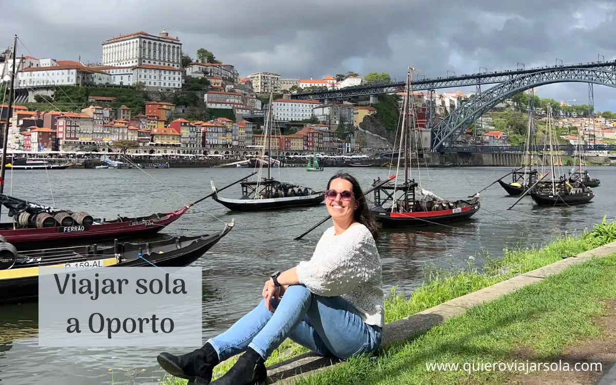 Yo en la ribera de Vila Nova de Gaia con Oporto y el puente don Luis I detrás