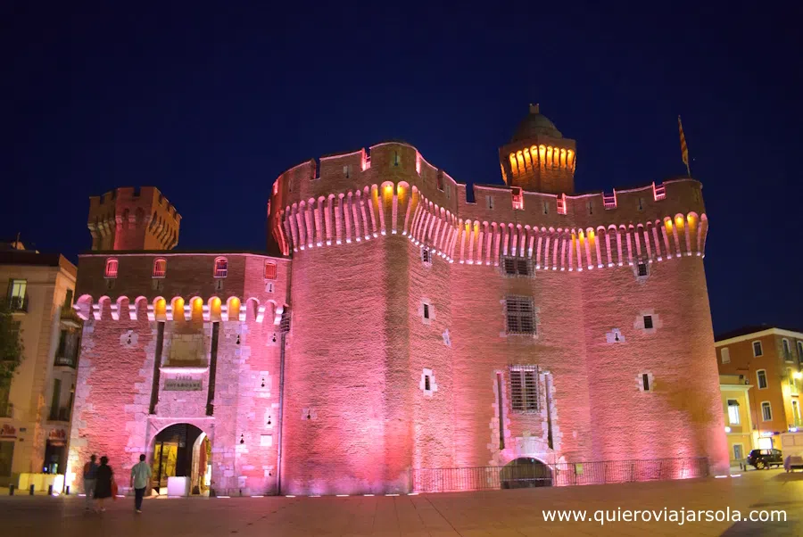 Castillet iluminado de rosa de noche
