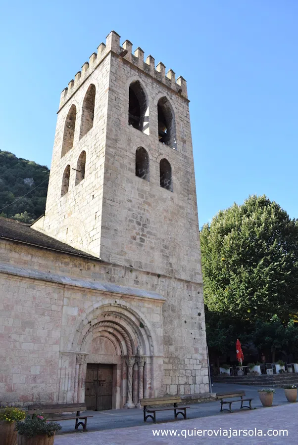 Torre y entrada de la iglesia