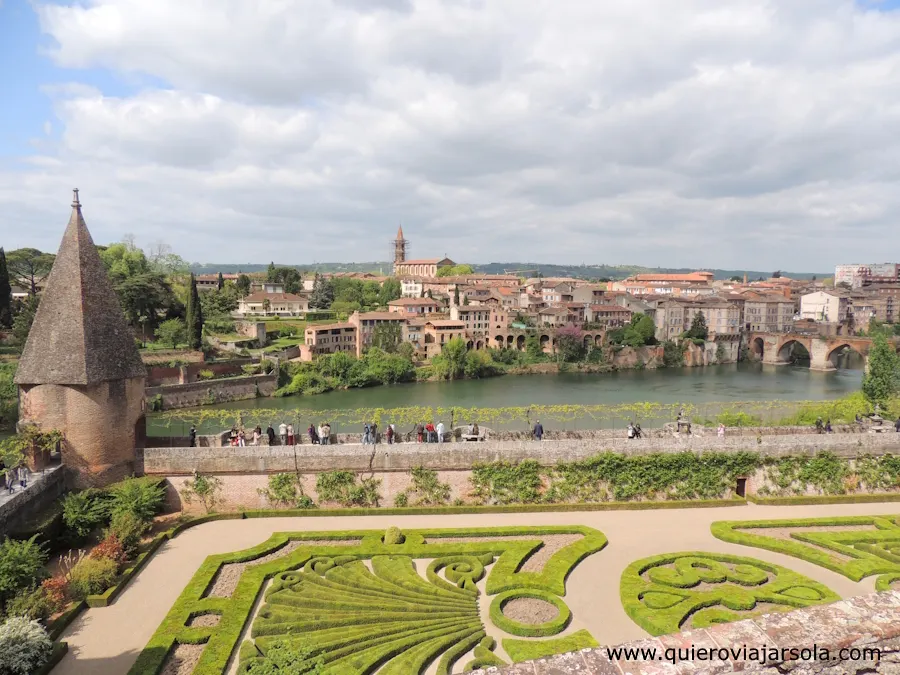 Vista de los jardines y el río