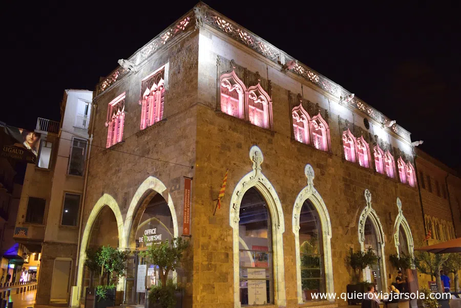 Fachada iluminada de noche