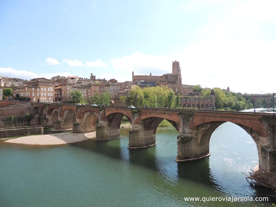 Vista del puento y Albí detrás