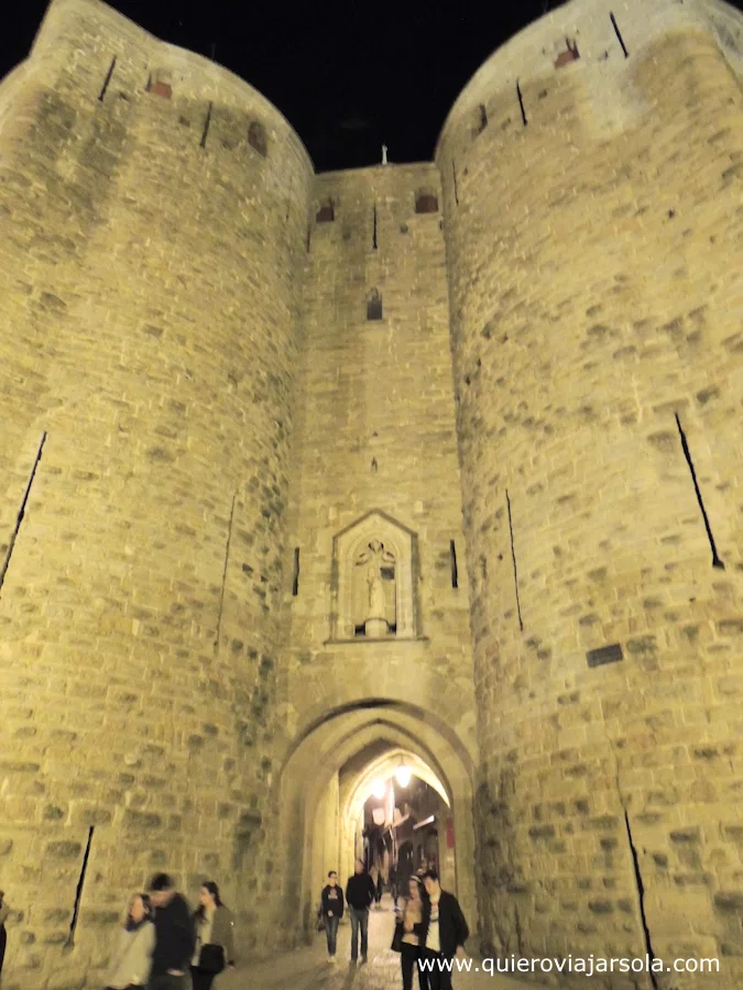 La puerta Narbonense de noche