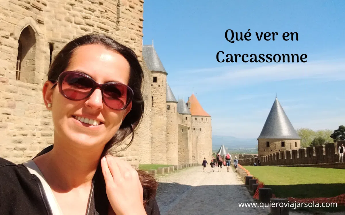 Yo junto a las murallas de la ciudad medieval de Carcassonne