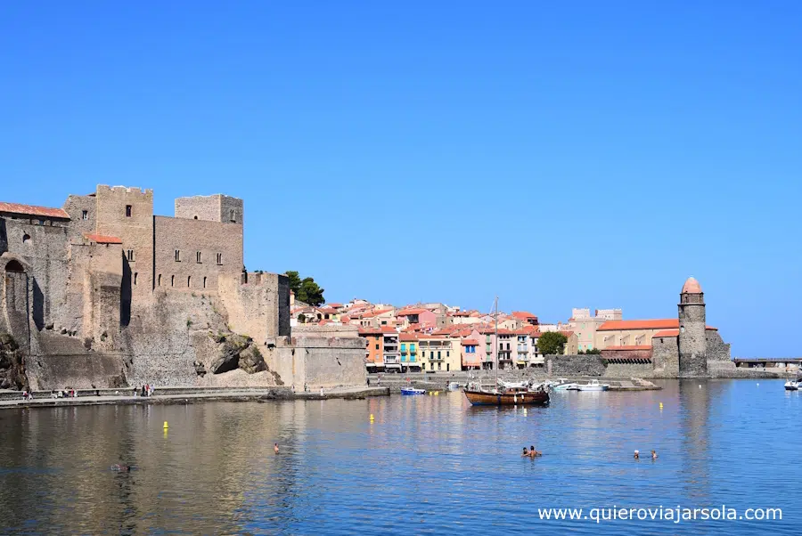 Castillo e iglesia junto al mar