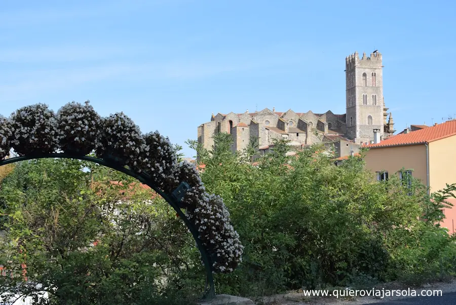 Vista de la iglesia de Ille sur Tet