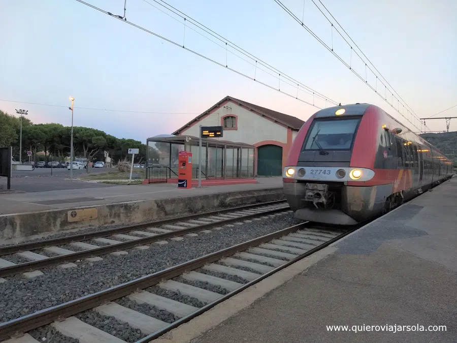 Un tren regional en la estación de Collioure