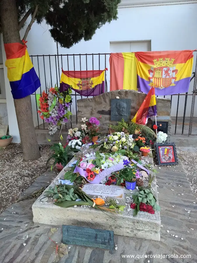 Flores y banderas republicanas en la tumba de Machado