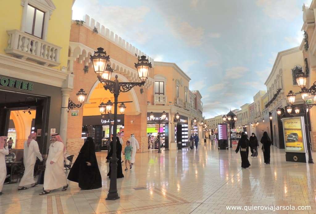 Viajar sola a Qatar, vestimenta qatarí
