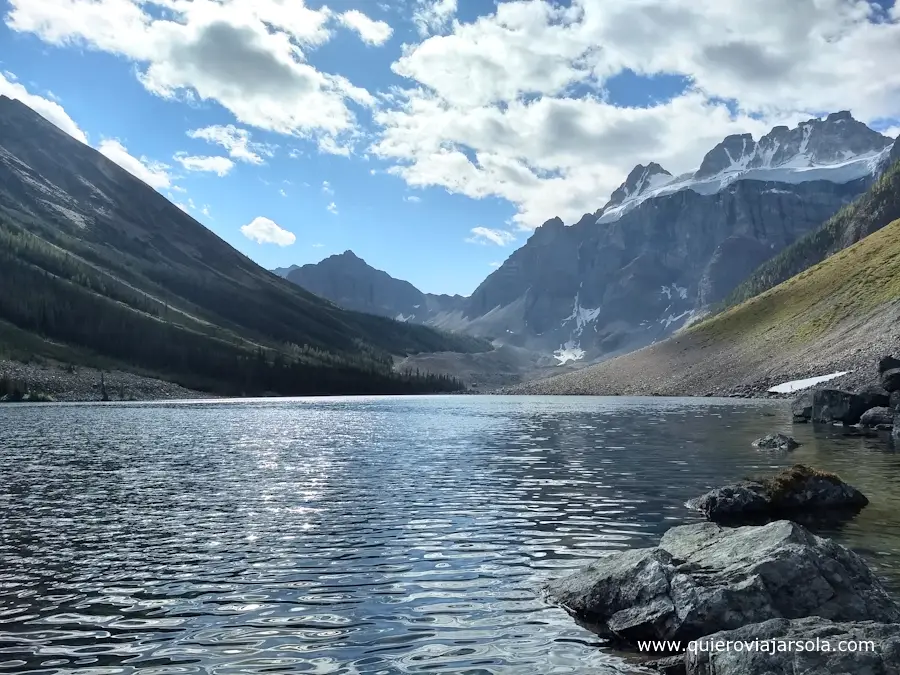 Lago entre montañas