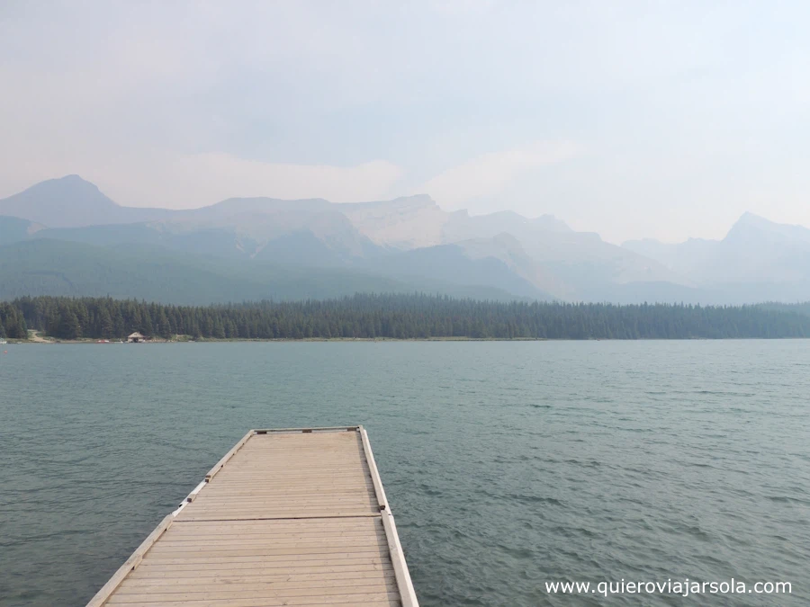 Lago con humo de los incendios del verano
