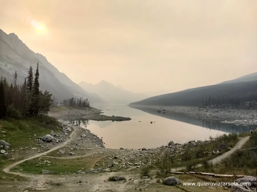El lago con humo de los incendios