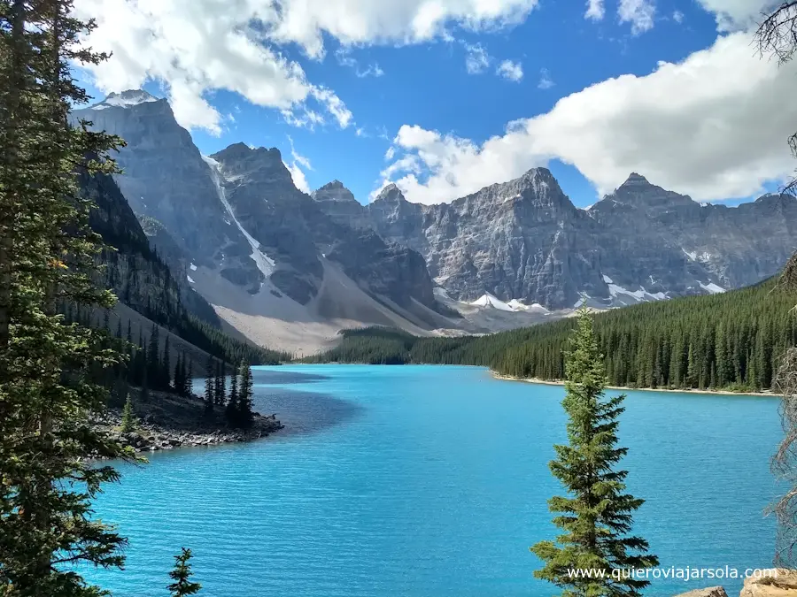 Lago azil intenso con la luz del sol