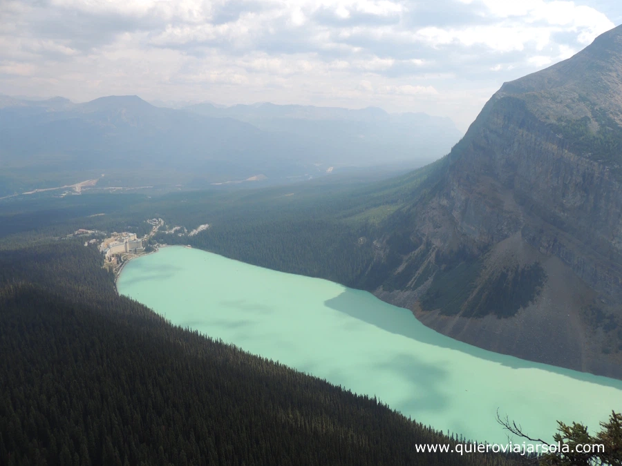 Vista del lago desde lo alto de la montaña