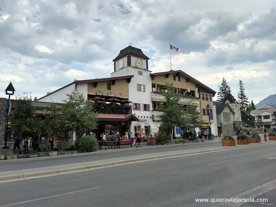 Edificio de arquitectura alpina en Banff Avenue