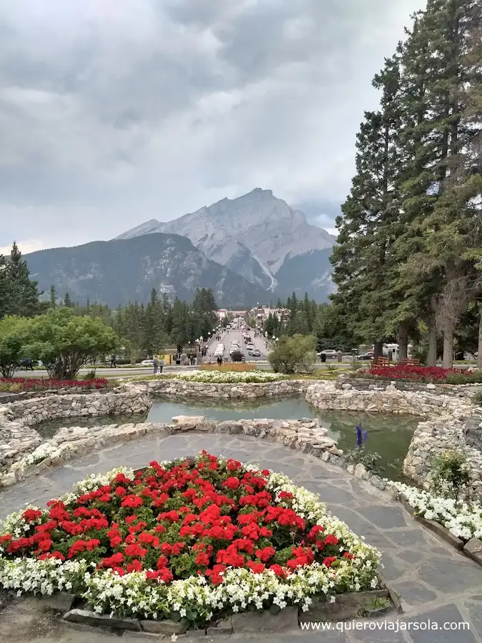 Parte de los jardines con Cascade Mountain al fondo