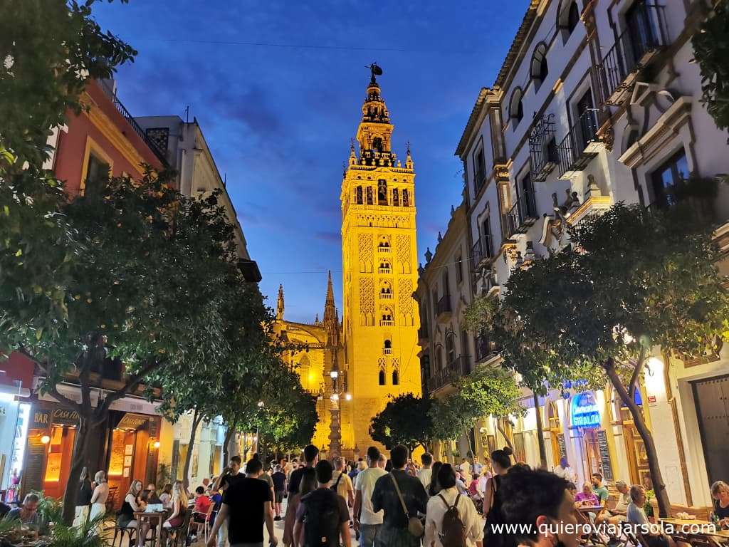 Viajar sola a Sevilla, Giralda de noche