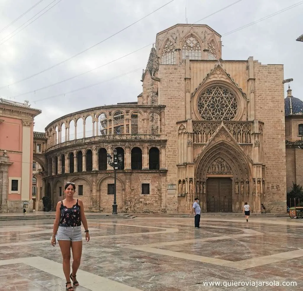 Viajar sola a Valencia, plaza de la Virgen