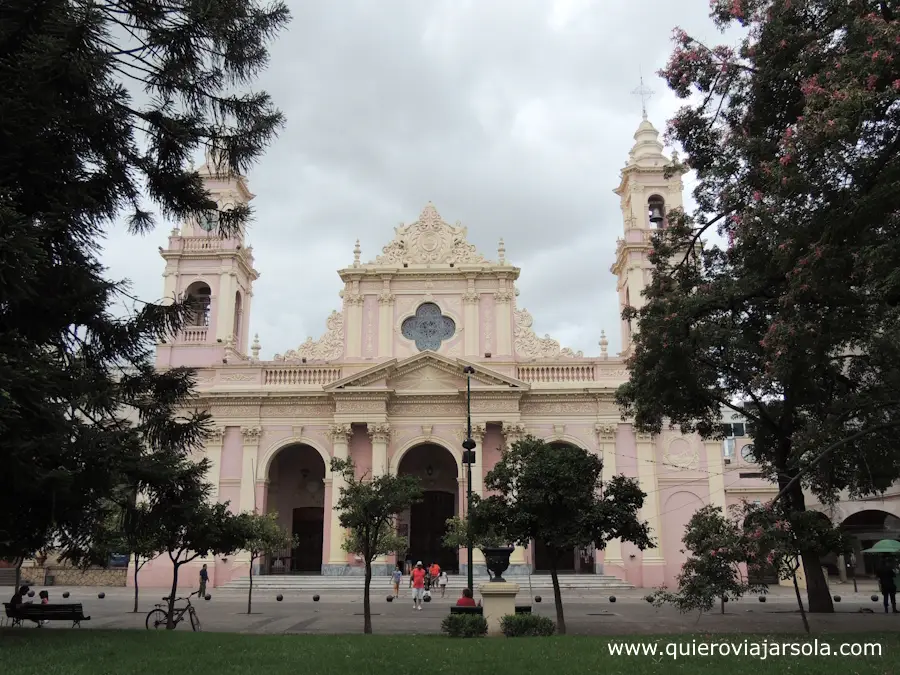 Fachada de la Catedral salteña desde la plaza