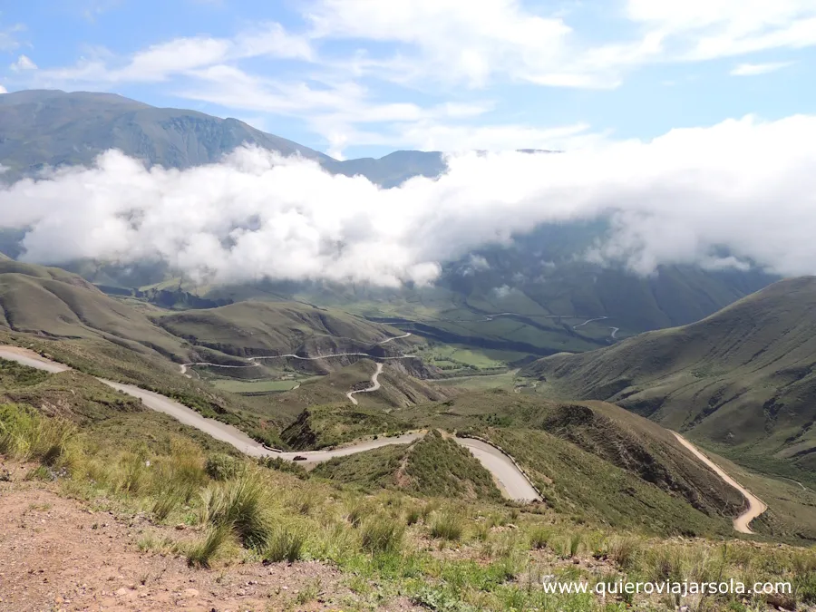 Vista de la carretera subiendo serpenteante por la montaña