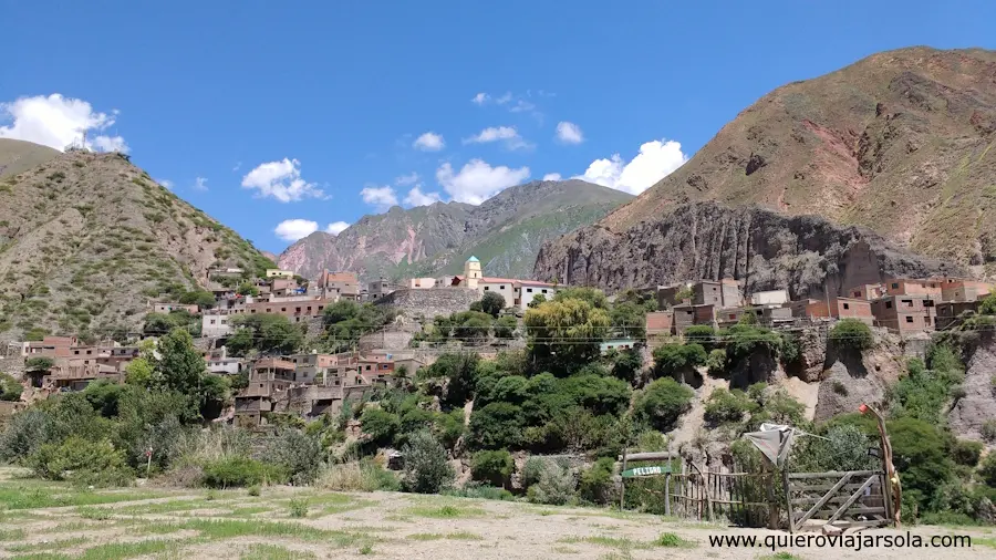 Vista del pueblo de Iruya entre las montañas