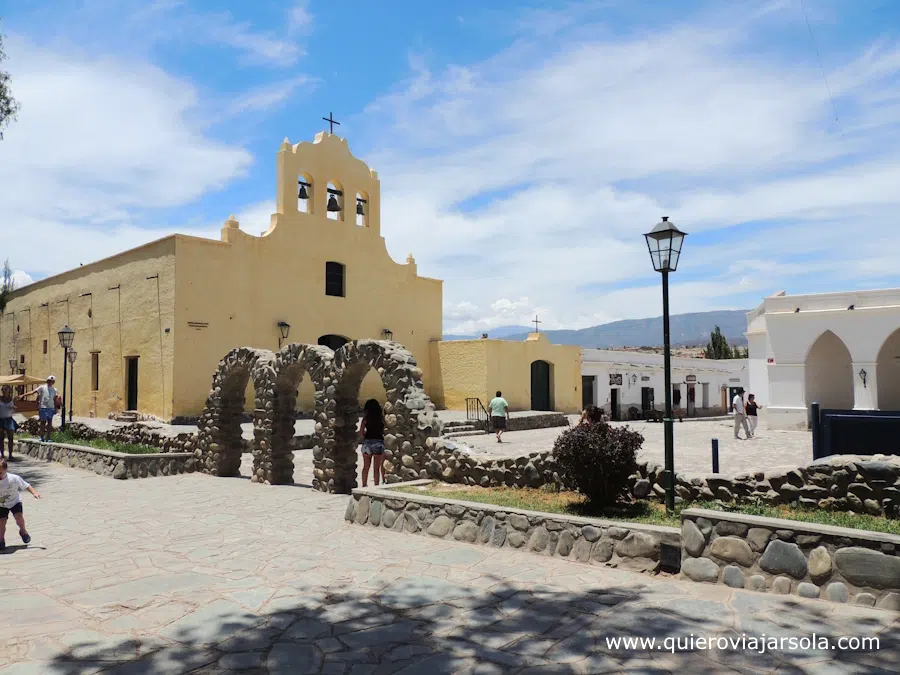 Iglesia de Cachi en la plaza del pueblo