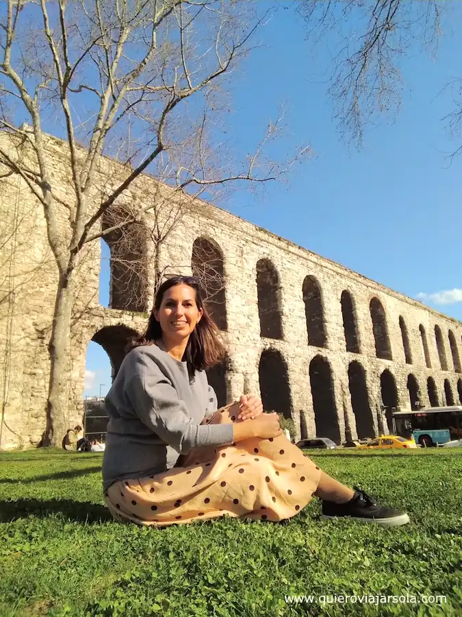 Yo junto al acueducto