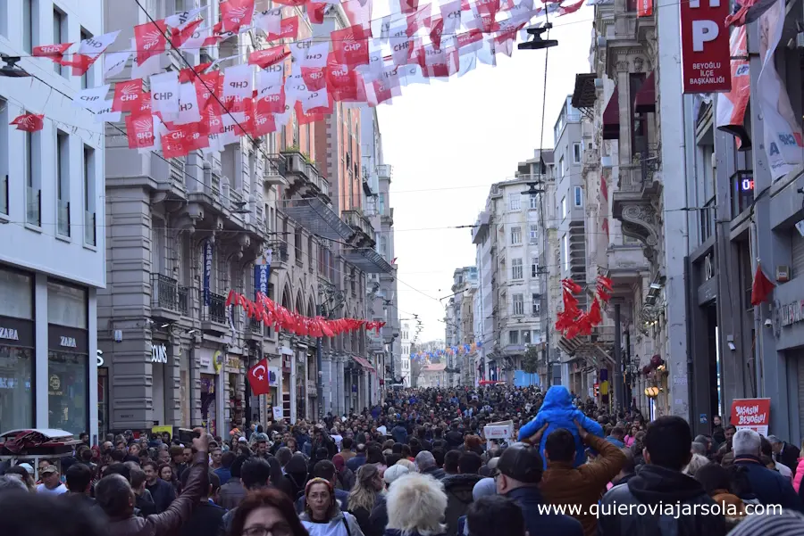 La calle llena de gente una tarde
