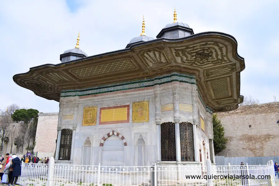 Una de las fachadas de la fuente