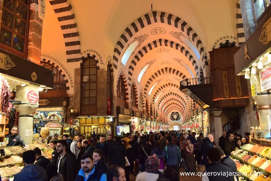 Uno de los pasillos del bazar