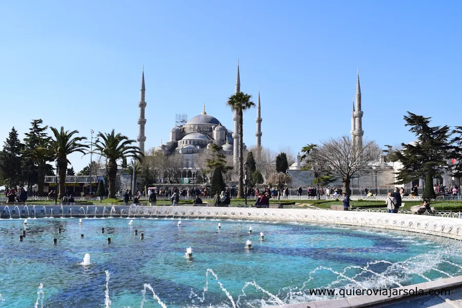 Vista de la mezquita desde la plaza de Sultanahmet