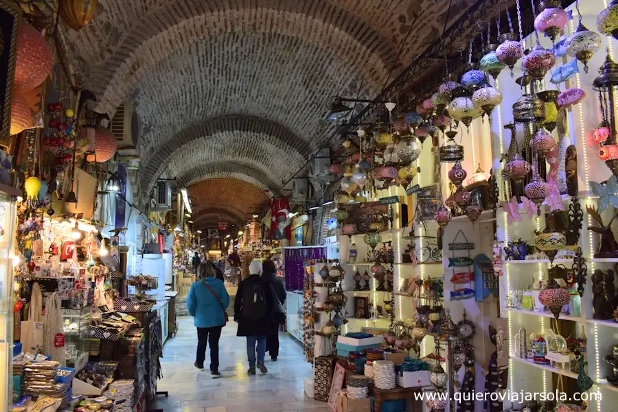 Pasillo con tiendas en el bazar 