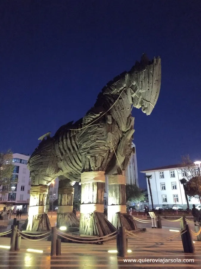 Estatua del caballo de Troya de noche