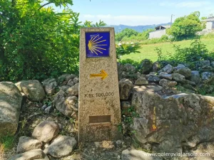 Mojón que marca los últimos 100 kilómetros del Camino Francés