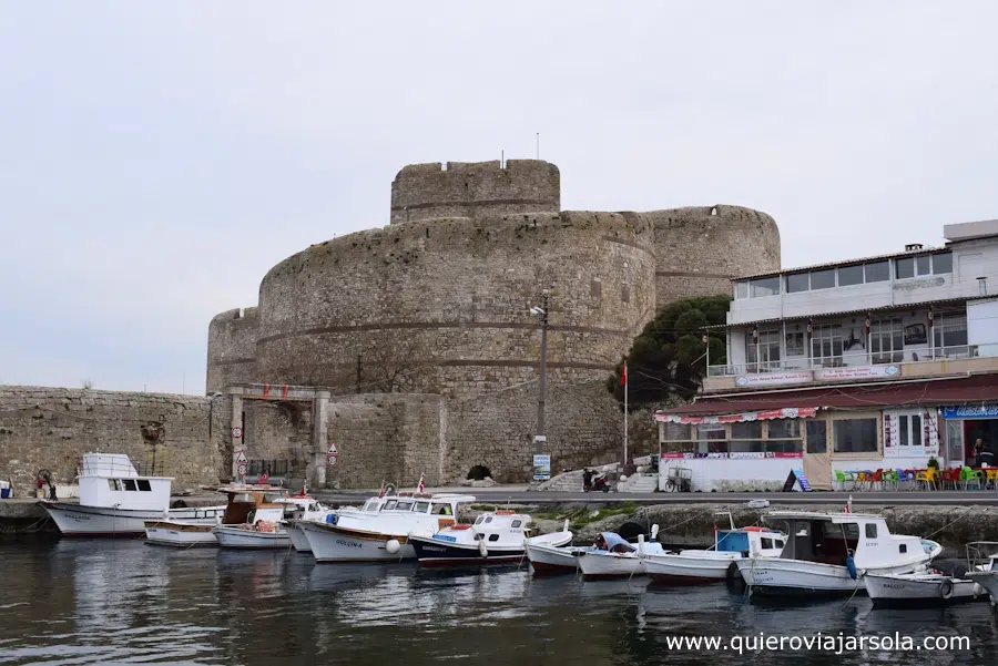 Castillo junto al puerto y restaurantes