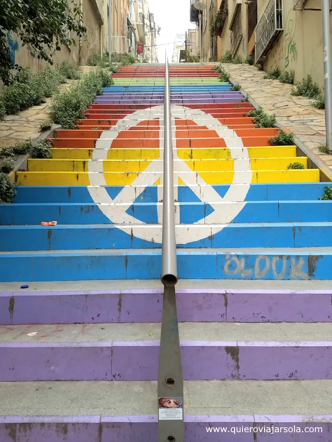 Escalera de colores con el símbolo de la paz