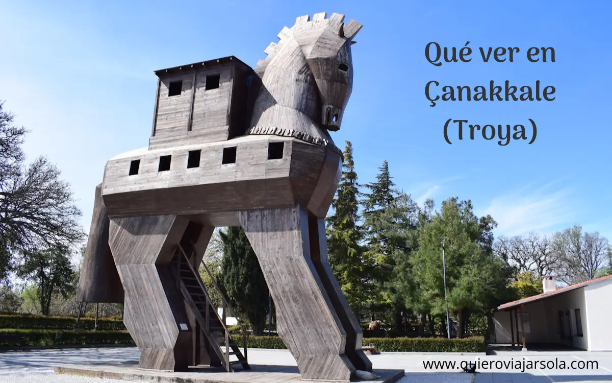 Caballo de Troya en la puerta del sitio arqueológico