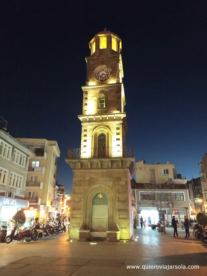 Torre iluminada de noche